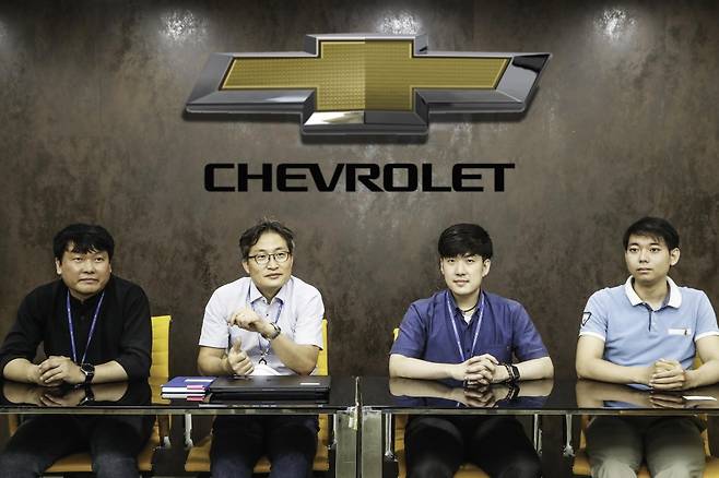 23일 인천 한국지엠 부평공장에서 지엠테크니컬센터코리아 PEC(제품엔지니어링센터) 팀원들이 인터뷰를 진행하고 있다. 왼쪽부터 송호근 차장, 윤기득 부장, 최원석 차장, 김태홍 대리. /사진제공=한국지엠