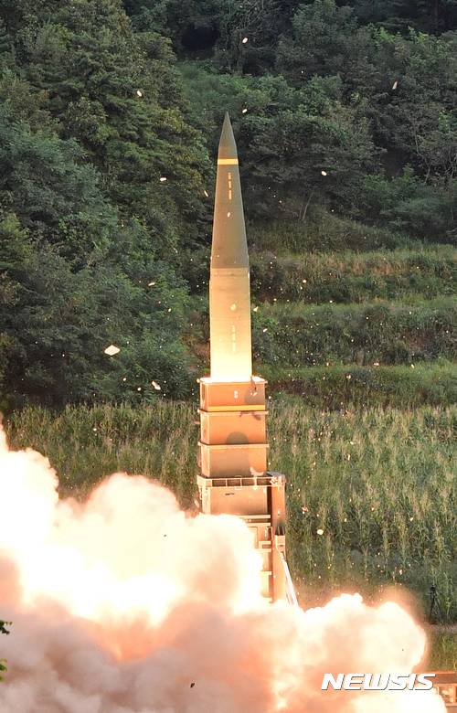 【서울=뉴시스】 합참이 4일 오전 북한 6차 핵실험 도발에 대응해 동해에서 현무2 탄도미사일을 실사격 하고 있다. 합동참모본부에 따르면 이날 사격에는 육군의 지대지탄도미사일인 현무와, 공군의 장거리공대지 미사일을 동해상 목표지점에 사격을 실시, 명중시켰다. 특히, 이번 합동 실사격은 북한 풍계리 핵실험장까지의 거리를 고려해 공해상 목표지점을 향해 실시됐다. 2017.09.04. (사진=국방부 국방홍보원 제공) photo@newsis.com
