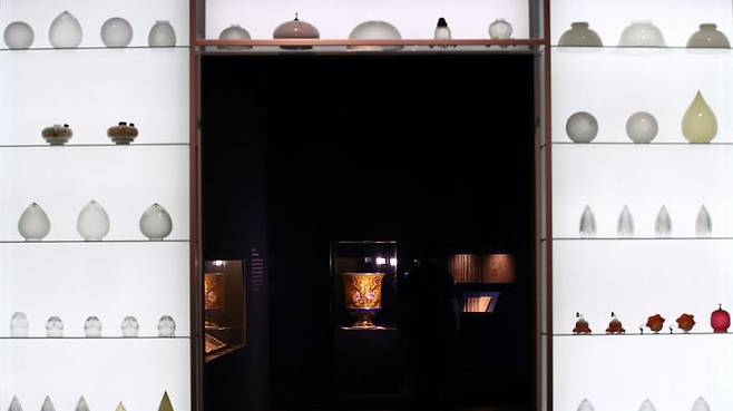 근대기 빛의 시대로 진입했음을 보여주기 위한 연출 공간의 유리 등갓과 함께 백자 채색 살라미나 병이 공개되고 있다.