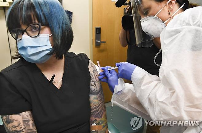 미 뉴욕주에서 모더나 백신 3상 임상시험에 참여한 피실험자 [AP=연합뉴스]