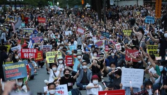 '소급적용 남발하는 부동산 규제 정책 반대, 전국민 조세 저항운동 촛불집회' 참가자들이 촛불을 들고서 구호를 외치고 있다.



연합뉴스