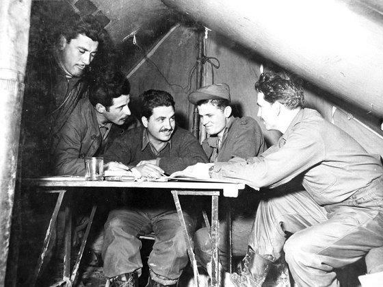 1951년 1월 9일 작전 논의하는 그리스군 장교 모습. 뉴스1