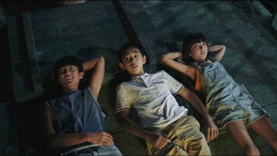 드라마 속 아이들은 지붕 위에 올라가서 논다. [웨이보]