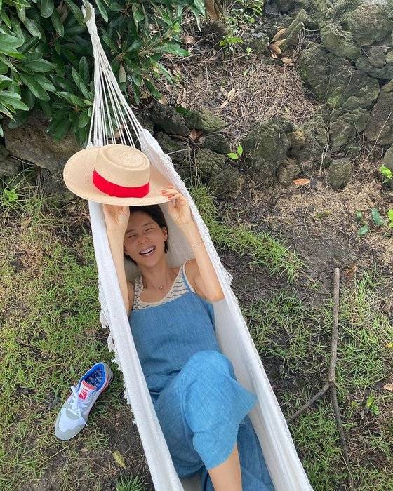 편안하고 멋스러워 올여름 휴양지 패션의 필수 아이템으로 떠오른 점프슈트. 사진 김나영 인스타그램