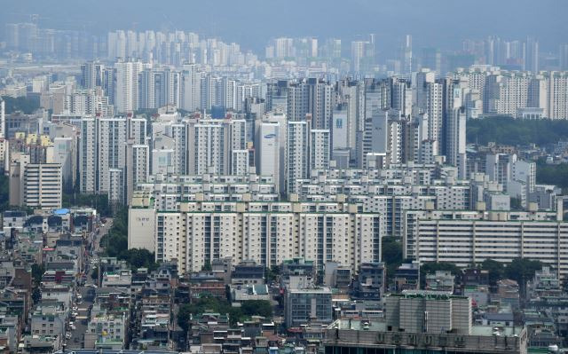 서울 롯데월드타워에서 바라본 서울 송파구와 강남구 일대 아파트 단지. 윤성호 기자