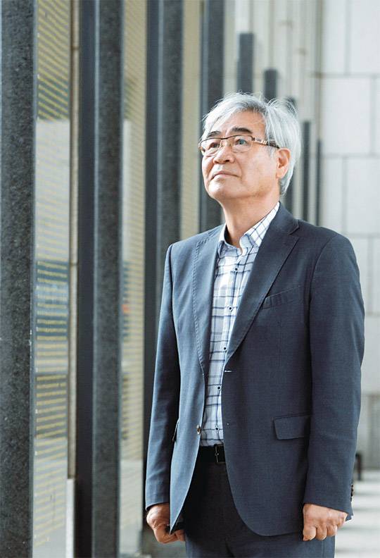 육군참모총장을 지낸 권오성 육군협회장이 자신이 근무하는 서울 용산 전쟁기념관 내 유엔참전국 전사자 명비 앞에 서서 경의를 표하고 있다. 그는 한·미 연합 전력이 발휘되기 위한 훈련의 중요성을 강조했다.  김동훈 기자