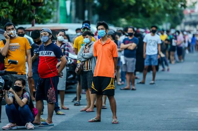 코로나19 검사 기다리는 필리핀 마닐라 시민들. (사진=연합뉴스/자료사진)