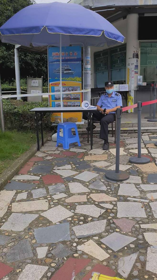 싼샤댐 안내소에서 만난 안내원