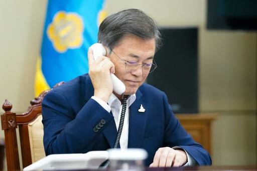 문재인 대통령이 28일 오후 청와대 여민관에서 저신다 아던 뉴질랜드 총리와 전화 통화하고 있다. 뉴시스