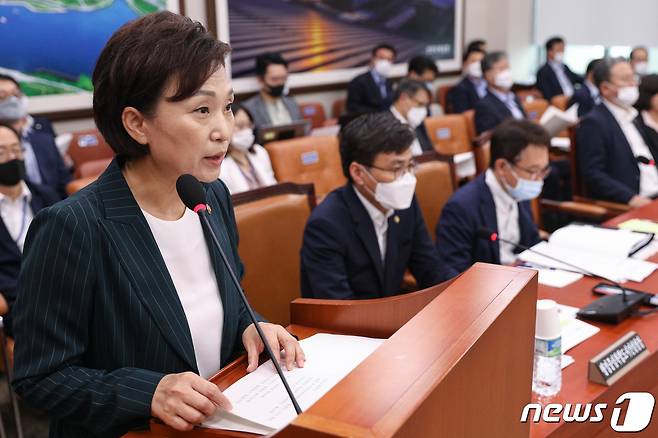 김현미 국토교통부 장관이 서울 여의도 국회에서 열린 국토교통위원회 전체회의에서 업무보고를 하고 있다./뉴스1 © News1 성동훈 기자