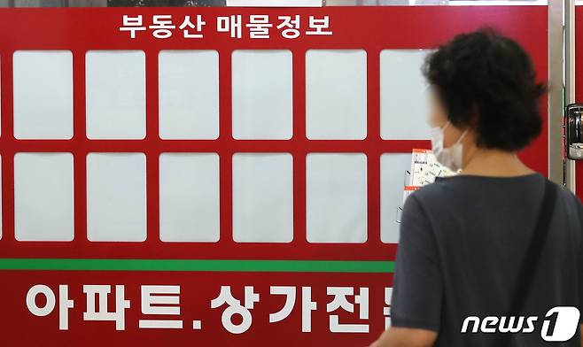 서울 송파구 아파트 단지의 한 부동산 사무소에 매물 정보란이 비어 있다./뉴스1 © News1 임세영 기자