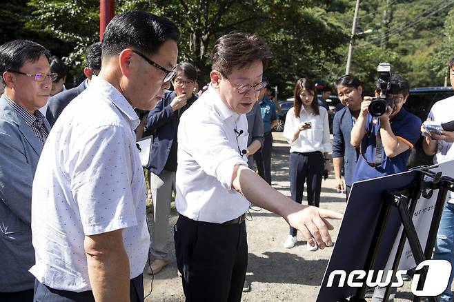 이재명 경기도지사는 23일 양주 석현천 고비골과 여울목 일대 영업소 2곳의 철거현장을 찾아 직접 작업을 지휘하는 한편 석현천, 장군천, 돌고개천, 갈원천 일대 업주 및 주민 40여명과 간담회를 갖고 의견 및 애로사항을 청취했다.(경기도 제공)© 뉴스1