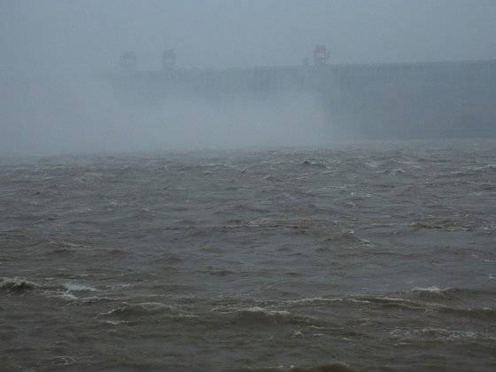 중국 후베이성 이창시에 있는 세계 최대 수력발전용 댐인 싼샤댐이 창장(長江) 하류로 물을 방류하고 있다. [연합뉴스]
