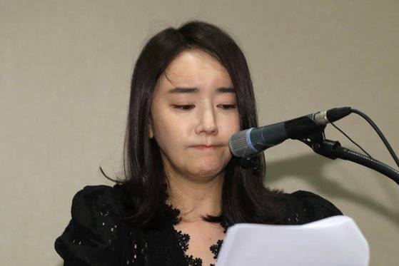 골프장 갑질 논란에 휩싸인 배우 박수인이 30일 서울 여의도 63컨벤션센터에서 열린 기자회견에서 발언하며 울먹이고 있다. 뉴시스