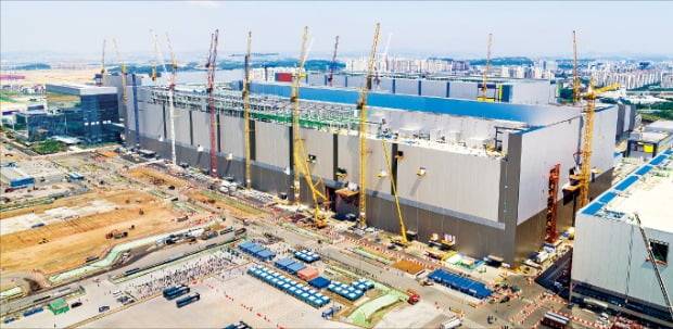 삼성전자는 2025년까지 경기 평택에 반도체 4·5·6공장을 착공할 계획이다. 현재 건설 중인 평택 2공장 전경.  /뉴스1