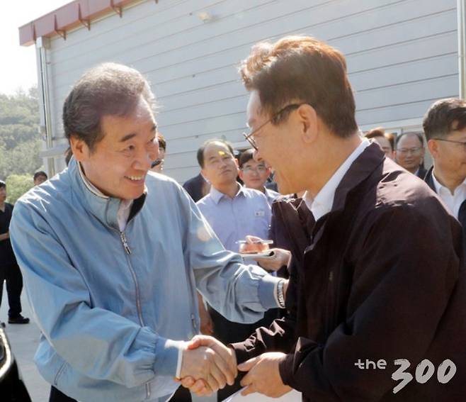 이낙연 국무총리와 이재명 경기도지사가 18일 오전 경기 포천시 거점세척 소독시설을 둘러본 뒤 악수하고 있다. 아프리카돼지열병은 돼지에만 발생하는 바이러스성 질병으로 급성형의 경우 치사율이 100%이며 백신이 개발돼 있지않다. 지난 17일 경기도 파주에서 아프리카돼지열병 첫 확진 판정이 나온데 이어 18일 연천에서도 한 양돈농가가 확진 판정을 받았다. 2019.9.18/뉴스1