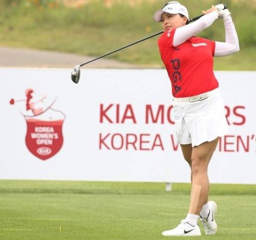 고진영이 지난 한국여자오픈 1번 홀에서 드라이버 샷을 하고 있다.[사진=기아자동차]