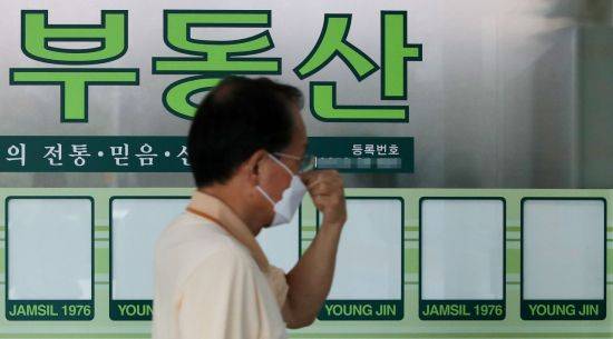 '임대차 3법'이 국회 상임위원회를 통과한 29일 서울 송파구의 한 상가 부동산 중개업소 매물 정보란이 비어있다. (사진=연합뉴스)