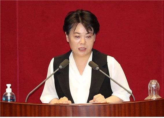 윤희숙 미래통합당 의원이 지난 30일 국회 단상에 올라 임대차 3법과 관련해 발언하고 있다.