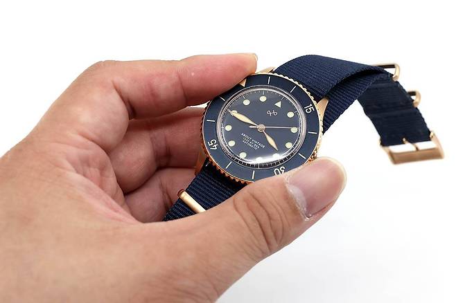 직관적인 외모와 은은한 색상으로 고급스러운 인상을 준다.