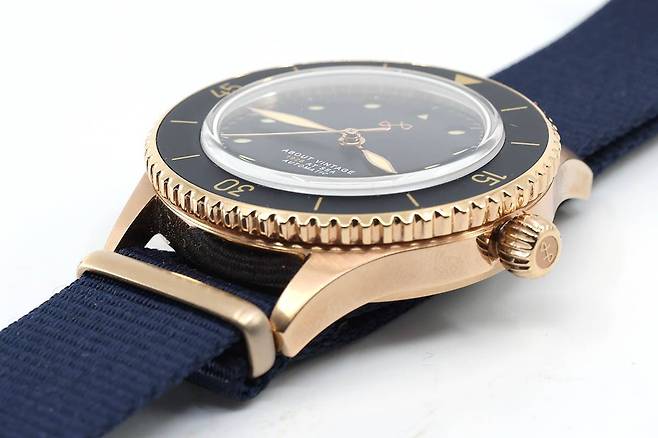 용두는 시계 반대 방향으로 돌려 여는(스크류) 구조다.