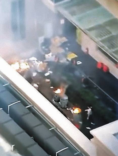 미국 휴스턴의 중국 총영사관 안에서 21일 직원들이 서류를 불태우고 있는 모습을 미국 현지 방송이 보도했다. [ KPRC2 화면 캡처]