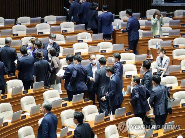 더불어민주당 의원들이 30일 국회 본회의에서 전월세상한제와 계약갱신청구권을 도입하는 내용의 주택임대차보호법 등이 통과된 뒤 산회되자 의원들 간 인사하고 있다.