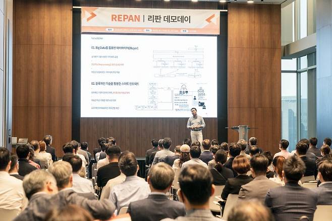 지난 29일 여의도IFC에서 프롭테크업체 리판 데모데이에서 전경돈 대표가 업계 관계자들에게 부동산 자산운용-투자 플랫폼을 소개하고 있다. [사진 제공 = 리판]