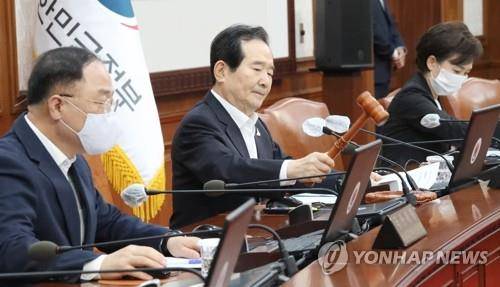 임시국무회의 개회하는 정세균 총리 정세균 국무총리가 31일 정부서울청사에서 열린 임시 국무회의에서 의사봉을 두드리는 모습. 이날 계약갱신청구권제와 전월세상한제를 도입하는 주택임대차보호법 개정안이 통과됐다.