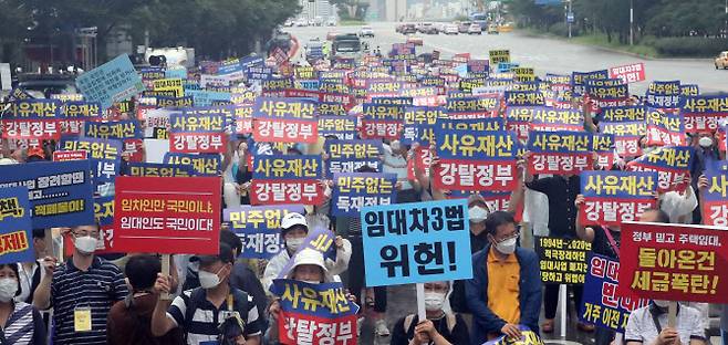 1일 서울 여의도에서 617규제소급적용 피해자모임, 임대사업자협회 추인위원회 등 부동산 관련 단체 회원들이 정부의 부동산 규제에 반대하는 집회를 열고 임대차 3법 반대 등의 구호를 외치고 있다. [사진=연합뉴스]