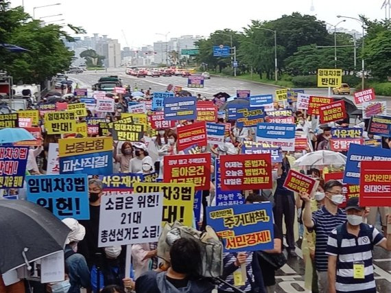 1일 서울 영등포구 여의도동 여의도공원 인근에서 열린 두번째 전국민 조세저항 국민집회에서 6.17 규제 소급적용 피해자 구제를 위한 모임 등 참석자들이 정부의 부동산 정책을 규탄하고 있다. 사진=서혜진기자