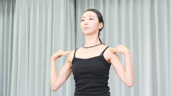 국립발레단 박슬기 수석무용수의 상체 스트레칭 중 한 장면. [발레리나와 홈트를 캡처]