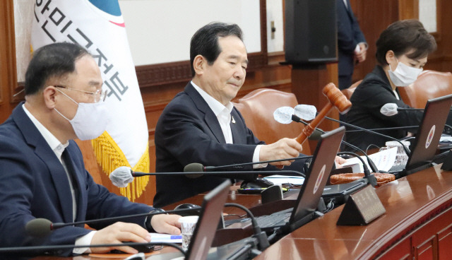 정세균 국무총리가 31일 정부서울청사에서 열린 임시 국무회의에서 의사봉을 두드리고 있다./연합뉴스