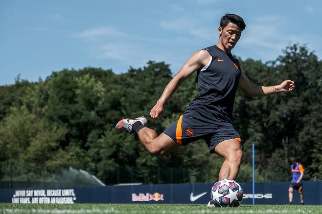 ▲ 첫 훈련을 한 황희찬 ⓒRB라이프치히 트위터