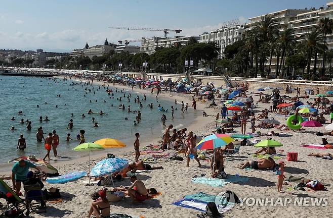 해변에서 여유 즐기는 프랑스 시민들 (칸 로이터=연합뉴스) 지난달 8일(현지시간) 칸의 크루아제 해변에서 시민들이 화창한 날씨를 즐기고 있다. daeuliii@yna.co.kr