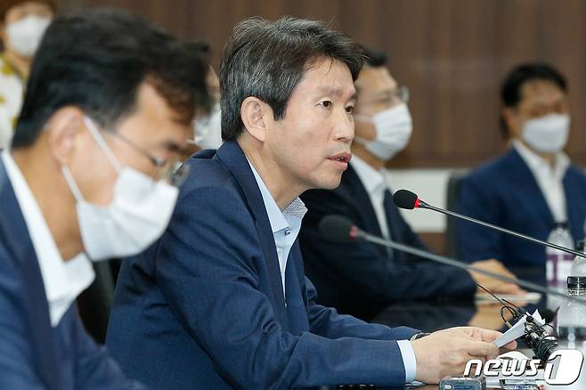 이인영 통일부 장관이 28일 오전 서울 종로구 정부서울청사에서 실·국장들과 브레인스토밍(자율토론)을 하기 전 인사말을 하고 있다. 2020.7.28/뉴스1 © News1 안은나 기자