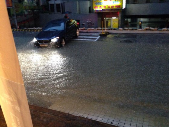 2013년 7월 22일 오전 서울 강남역 9번출구 인근 도로가 물에 잠겼다. [트위터 캡처]