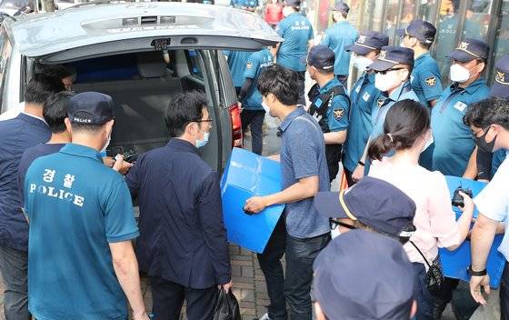 탈북민단체 '자유북한운동연합' 박상학 대표의 대북전단 살포 활동이 법에 저촉되는 부분이 있는지를 수사 중인 경찰이 지난 6월 26일 오후 서울 강남구 일원동 '자유북한운동연합' 사무실 압수수색을 마친 뒤, 압수 물품을 차로 옮기고 있다. [연합뉴스]