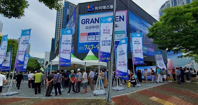 많은 방문객이 몰린 '오션라이프 에일린의 뜰' 모델하우스 외부 모습 [사진= 아이에스동서]