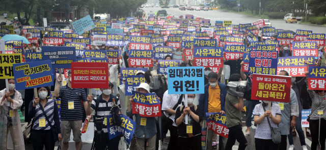 지난 1일 서울 여의도에서 6·17규제소급적용 피해자모임, 임대사업자협회 추인위원회 등 부동산 관련 단체 회원들이 정부의 부동산 규제에 반대하는 집회를 열고 임대차 3법 반대 등의 구호를 외치고 있다. /연합뉴스