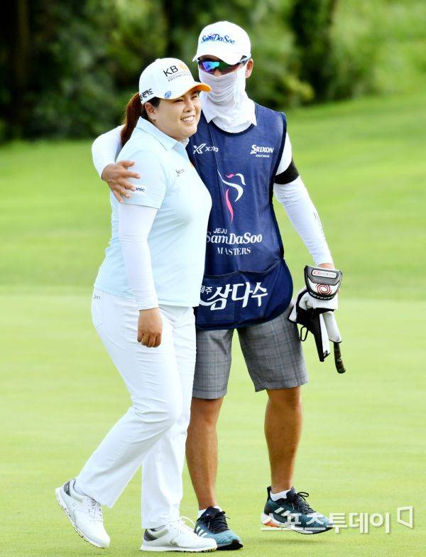 서로 응원해주는 박인비와 캐디 남편.
