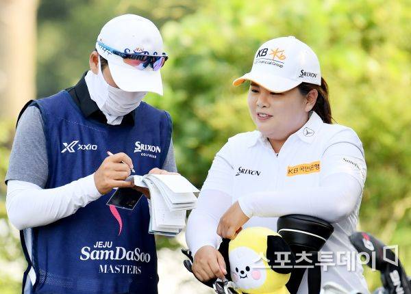 최종라운드. 박인비와 캐디 남편이 경기 출발 전 야디지북을 보고 있다.