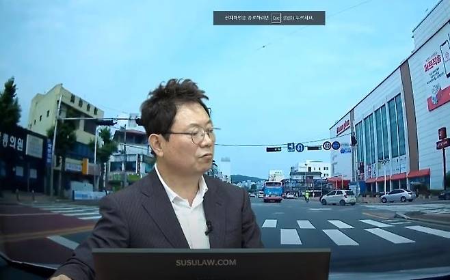 유튜브 방송 진행하는 한문철 변호사 [한문철TV 화면 캡처]