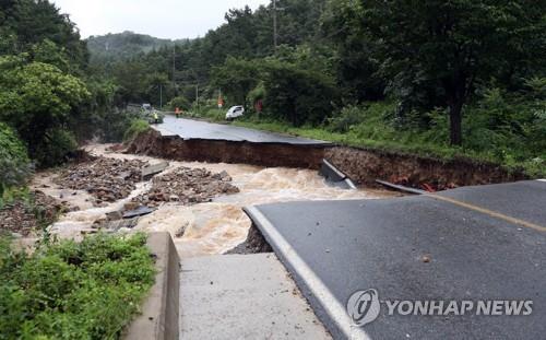 소방관 휩쓸린 현장 [연합뉴스 자료사진]