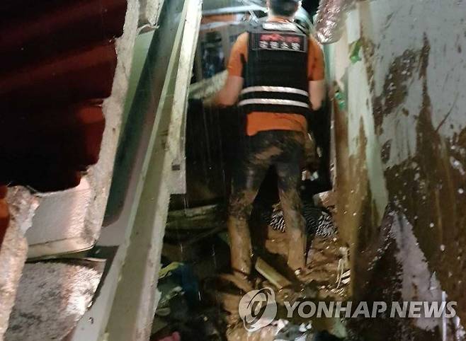 집중호우 내린 횡성서 토사가 주택 덮쳐…일가족 2명 구조 [강원도 소방본부 제공. 재판매 및 DB 금지]