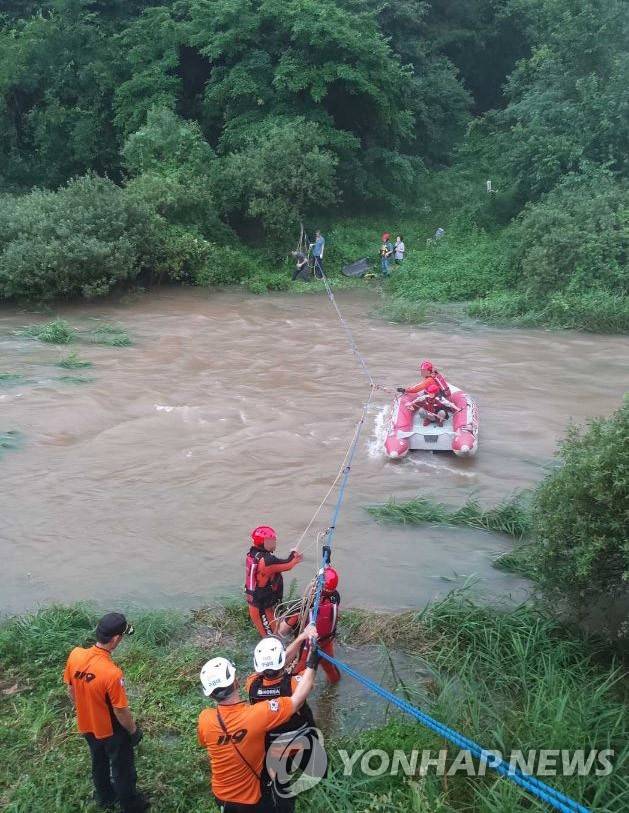 집중호우 내린 횡성…계곡물 고립 등 피해 속출 [강원도 소방본부 제공. 재판매 및 DB 금지]