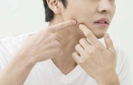 얼굴을 만지는 모습