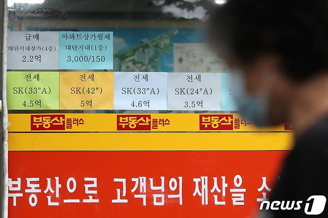 2서울 강북의 한 아파트 단지 부동산 정보란에 4억대 전세매물이 붙어 있다. © News1 임세영 기자
