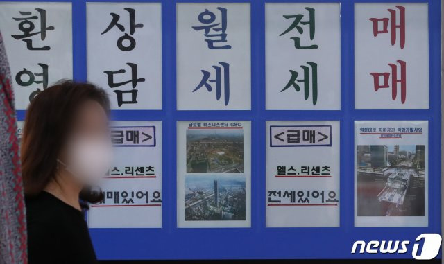 계약갱신청구권제와 전월세상한제를 도입하는 ‘주택임대차보호법’ 개정안이 국회 본회의를 통과한 30일 서울 송파구 한 부동산중계업소에 ‘전세와 월세 상담’ 문구가 붙어 있다.  2020.7.30/뉴스1 © News1