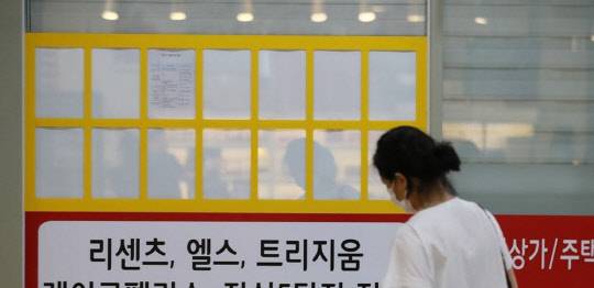 서울 송파구의 한 상가 부동산중개업소 매물 정보란이 비어있다. 임대차 3법 시행을 전후로 서울 지역에서 전셋값 폭등 및 품귀 현상이 광범위하게 나타나고 있다.<연합뉴스>